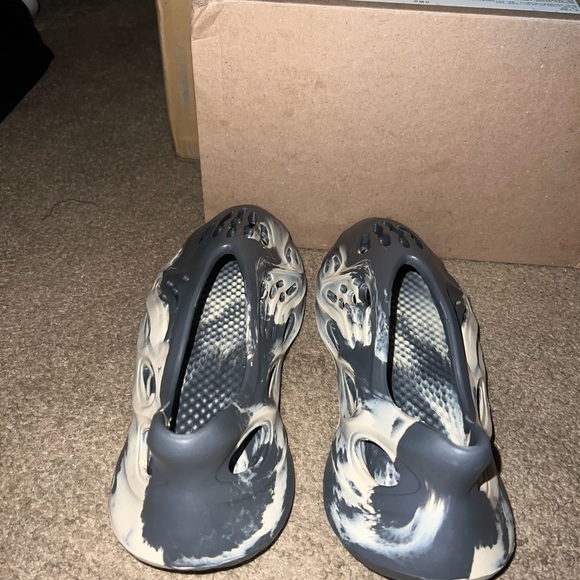 New
Size 10 Men
2021 Yeezy Foam Runner 'MXT Moon
Grey' $430 on GOAT FIRST COME! - Picture 4 of 6